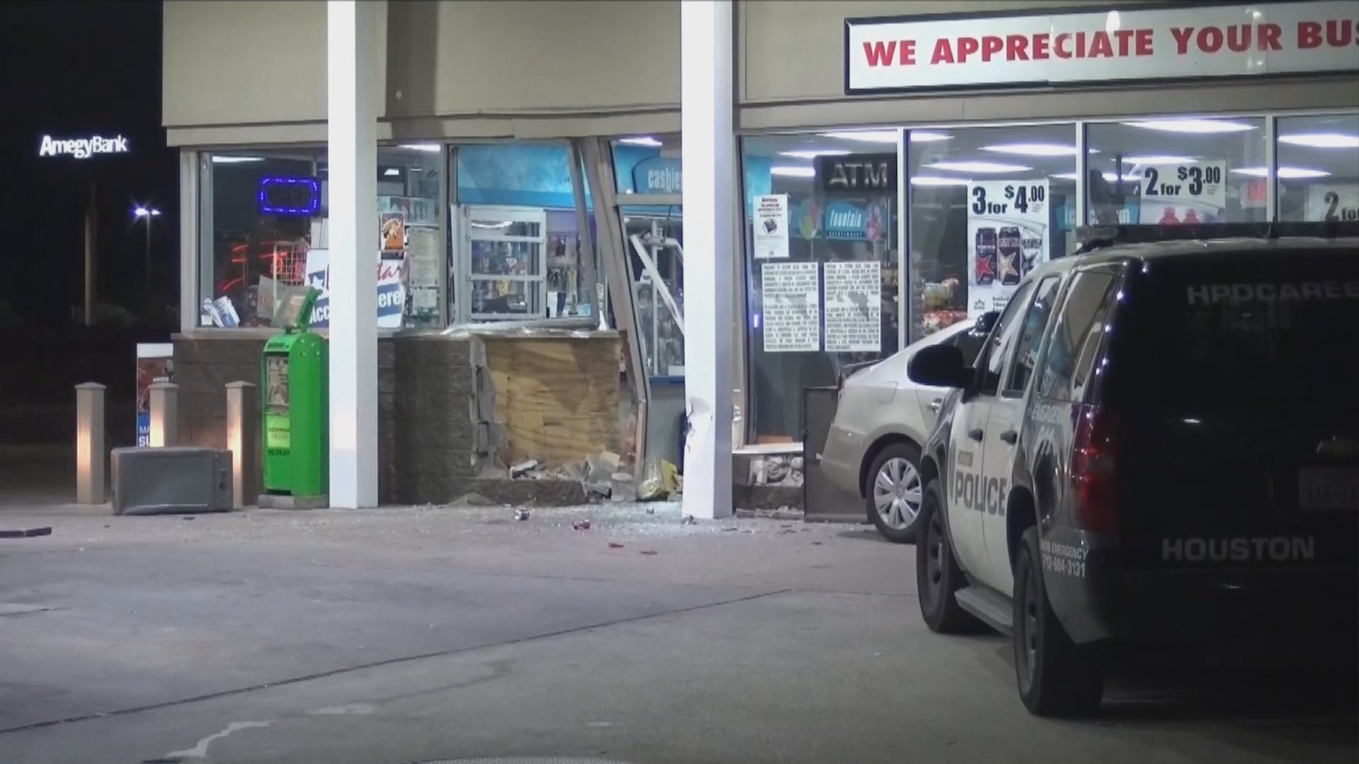 Suspects Smash Truck Into Store Rob Clerk In E Houston 8371